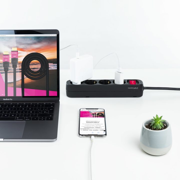 Nanocable 4-Outlet Power Strip with Switch, 1.4 meters Black