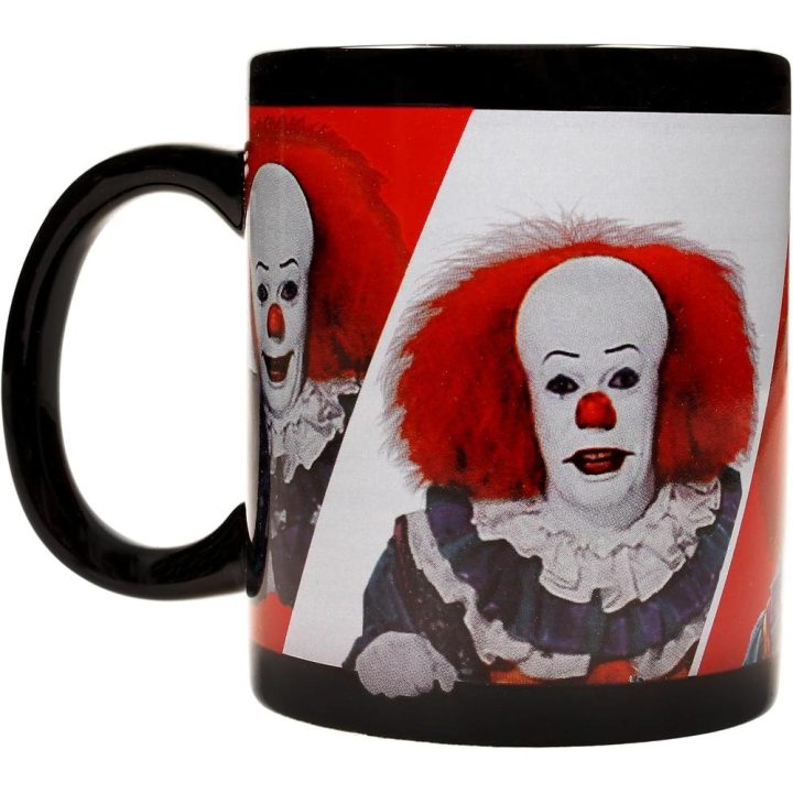Caneca de cerâmica SD Toys Pennywise 1990 IT (SDTWRN22758)
