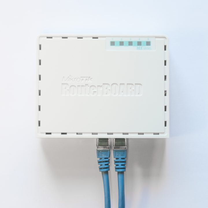 Router Mikrotik RB750GR3 Gigabit Ethernet Turquesa, Branco