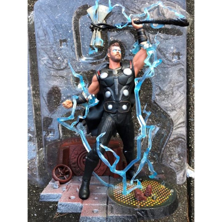 Figura Diamond Select Toys Marvel Avengers 3 Thor com Stormbreaker…
