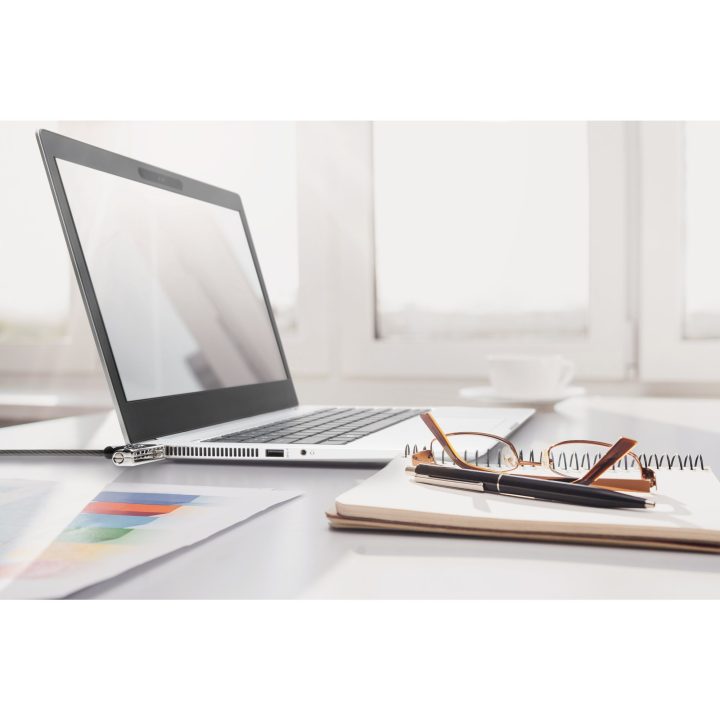 Kensington Candado fino de combinación NanoSaver para portátiles