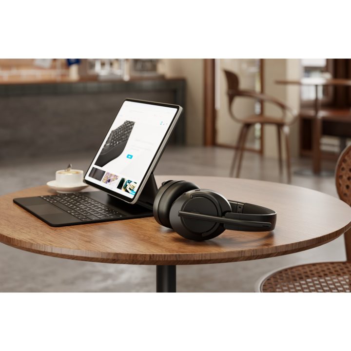 Kensington Wireless Over-Ear Circumaural Headphones